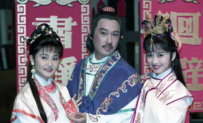 程秀瑛(左)曾演过《包青天》，中间为赵树海。(图/中时资料照)