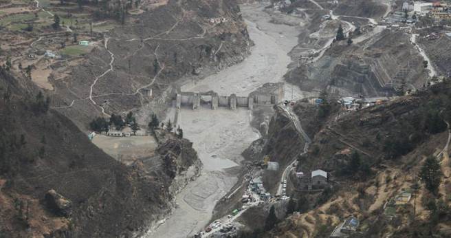 印度喜馬拉雅山畔的北安查爾邦山洪爆發，救援行動持續進行中。（圖／達志／路透社）