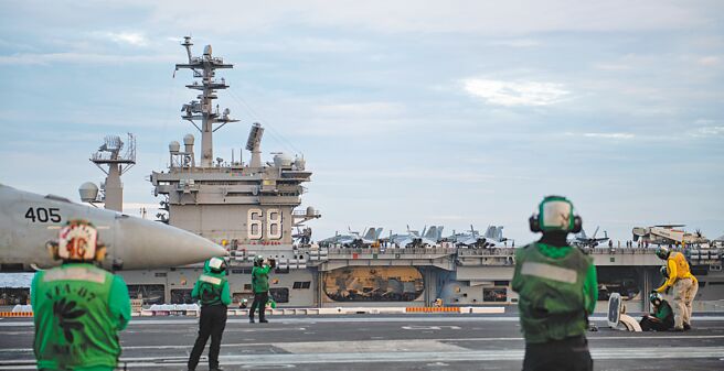 美军「尼米兹号」航空母舰9日和「罗斯福号」在南海举行双航舰联合演训，这是自2020年7月以来美军再度实施双航舰联合演训。罗斯福号航母上的甲板勤务军士官执行战机起降任务。罗斯福号航母上的甲板勤务军士官执行战机起降任务。（摘自美军第7舰队脸书）