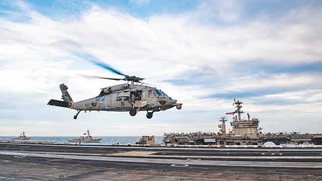 美军「尼米兹号」航空母舰9日和「罗斯福号」在南海举行双航舰联合演训，这是自2020年7月以来美军再度实施双航舰联合演训。罗斯福号航母上的甲板勤务军士官执行战机起降任务。罗斯福号航母上的甲板勤务军士官执行战机起降任务。（摘自美军第7舰队脸书）