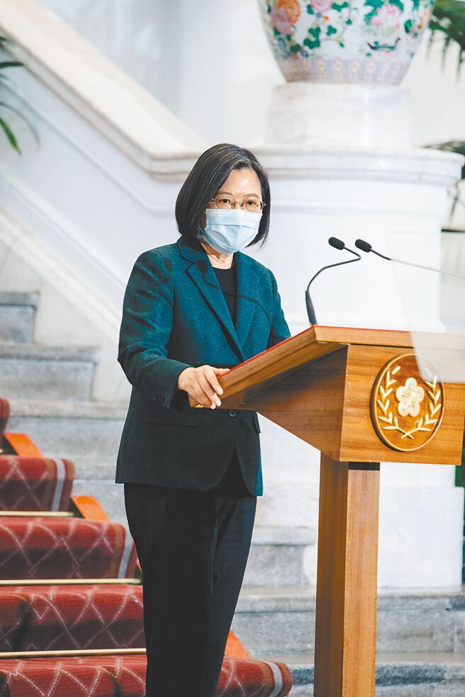 蔡英文總統在農曆新年前夕發表公開談話，強調在歡慶華人世界共同的傳統佳節時，祝福對岸人民新春安康。（郭吉銓攝）
