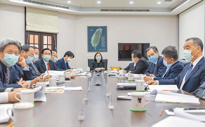 蔡英文總統9日就國際及區域情勢、疫情發展等議題，召開國安高層會議。衛福部長陳時中表示，立百病毒恐慌因子很高，但大流行的風險不高。（總統府提供）