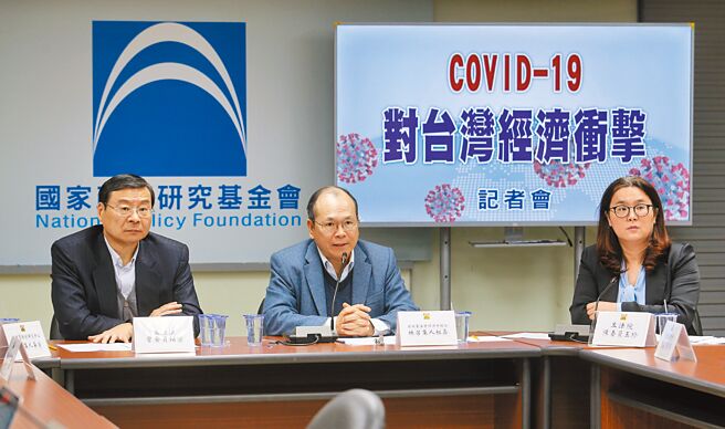 国家政策研究基金会9日针对「新冠肺炎病毒（COVID-19）对台湾经济衝击」为题召开记者会，由经济财政组召集人林祖嘉（中）主持，邀请立委曾铭宗（左）、陈玉珍（右）等人与谈，分析疫情对经济及各产业的影响，并提出因应对策。（黄世麒摄）