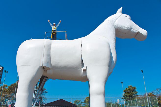 紙風車新戲《雨馬》，六公尺高的巨馬現身八里街頭。（紙風車提供）