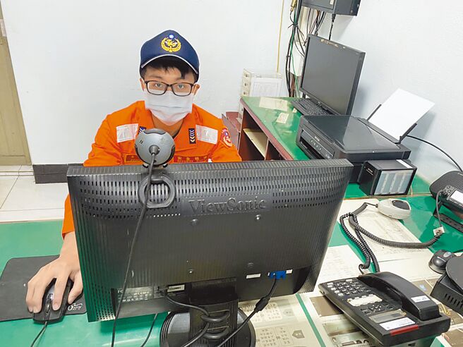 20岁上兵张弘俊2年前签志愿役，去年11月中旬调派基隆，第一次留守在基隆屿。 （海巡署提供／陈彩玲基隆传真）