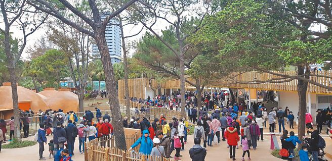 因应疫情趋缓，新竹市政府宣布今起解除多项管制，但重要景点人流仍维持管控制度，包括新竹动物园1500人。（陈育贤摄）