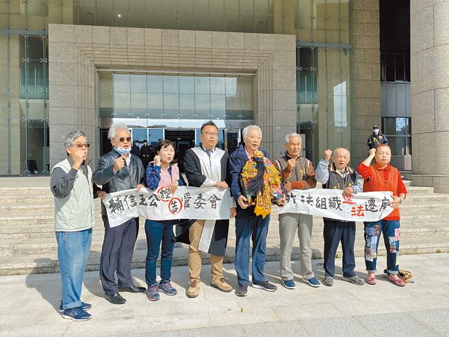 大園福海宮遷廟爭議延燒法律戰，反對方管委會委員9日抱神尊到桃園地院按鈴提告。（蔡依珍攝