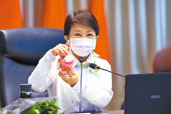 台中市長盧秀燕9日公布牛年元宵小提燈造型，結合防疫概念，增加穿戴方便的粉紅色口罩配件。（盧金足攝）