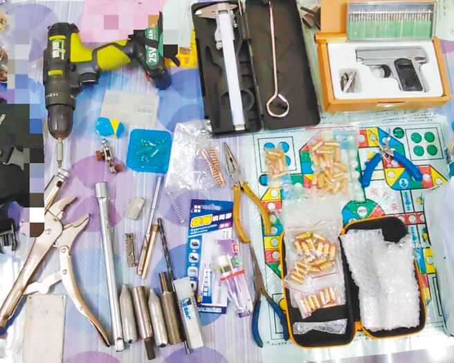 刑事警察局破获黄姓嫌犯在住家改造手枪，查获改造工具及枪械。（刑事局提供／柯宗纬高雄传真）