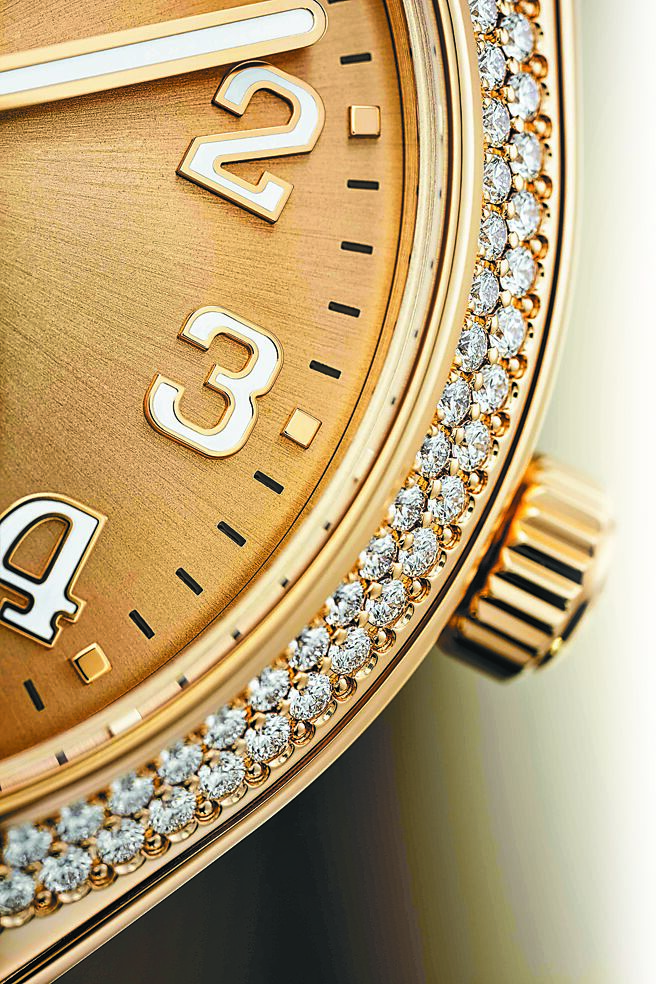 百达翡丽Twenty～4系列编号7300/1200R-011玫瑰金镶钻自动腕表上以「Dentelle」（花边风格）镶嵌技巧密镶两圈钻石，更添奢华。（Patek Philippe提供）