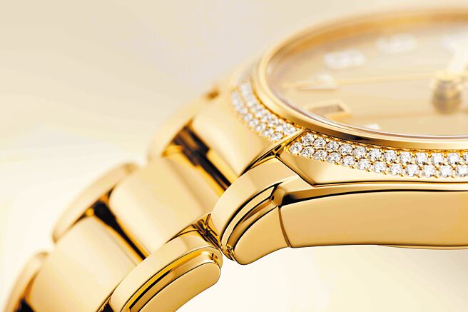 百达翡丽Twenty～4系列腕表的表炼以手工打磨，更加贴手舒适。（Patek Philippe提供）