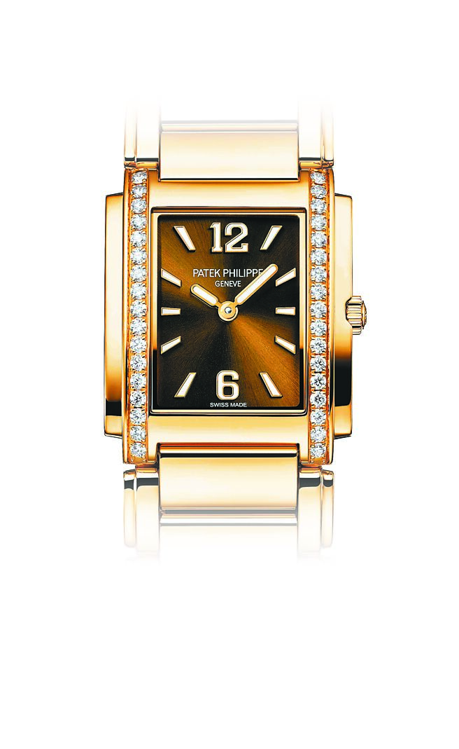 百达翡丽Twenty～4系列编号4910/1201R-001「法式袖扣」设计玫瑰金镶钻石英表，131万1000元。（Patek Philippe提供）