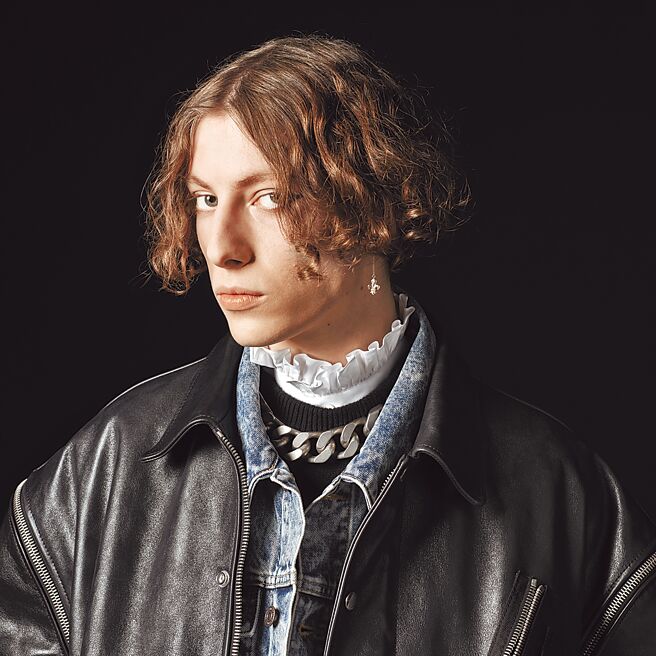 CELINE 2021秋冬男裝以「TEEN KNIGHT POEM」，融入中世紀暗黑歌德風色彩。（CELINE提供）