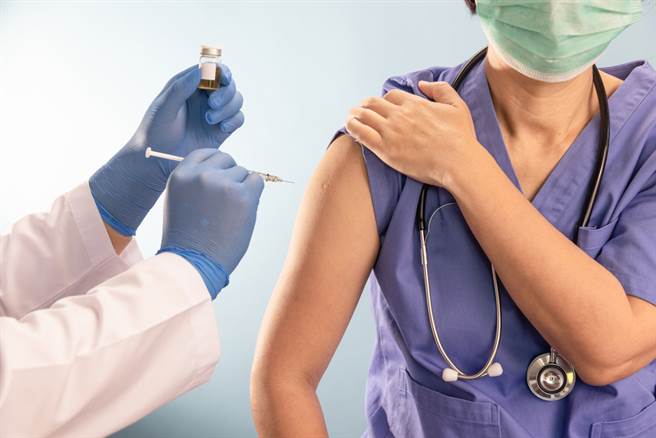 新加坡是亞洲第一個施打新冠疫苗的國家，沈政男分析，幾個跨國大藥廠在該國設立藥廠或轉運中心是關鍵原因之一。此為示意圖。（達志影像/shutterstock)