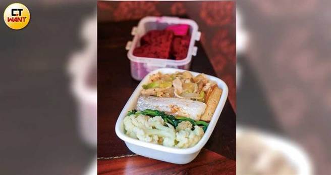 庄雅惠极少吃外食，平时早午餐由家人准备，较为丰盛，晚上就只吃蔬菜，减少身体负担。（图／马景平摄）