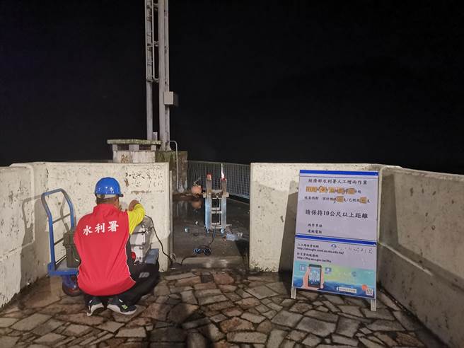 桃园石门水库11日凌晨施放焰剂进行地面人工增雨作业。(北区水资源局提供)