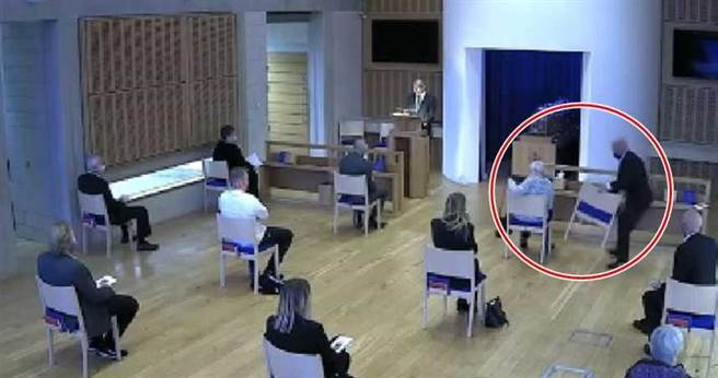 葬礼中男子搬椅子去母亲旁边坐下，但随后遭到葬礼司仪喝斥。（图／翻摄自Craig Bicknell脸书）