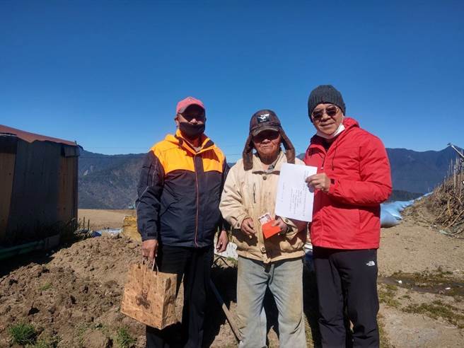 福寿山农场场长侯荣芳致探视荣民并致赠慰问金。（福寿山农场提供／陈淑娥台中传真）