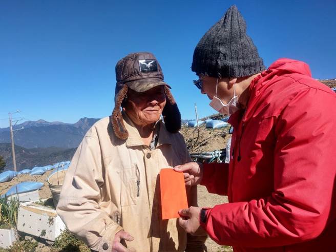 福寿山农场场长侯荣芳致探视荣民并致赠慰问金。（福寿山农场提供／陈淑娥台中传真）