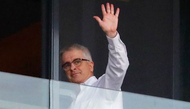 世界衛生組織（WHO）新冠病毒溯源14人調查小組中的澳洲專家德懷爾（Dominic Dwyer）認為，病毒源自中國大陸，圖為他1月29日從湖北武漢飯店陽台揮手向媒體致意的神情。（路透）