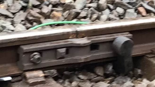 台鐵今早四腳亭=瑞芳車站，經台鐵同仁自主發現鐵路有1公分裂縫。（圖／台鐵提供）