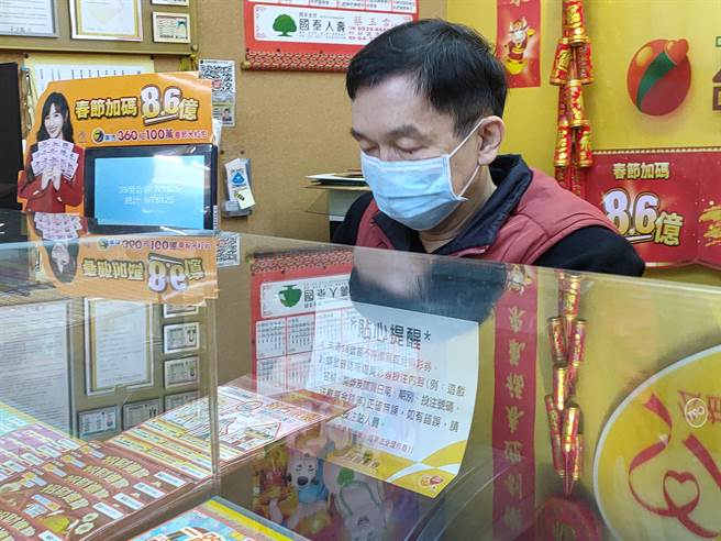 盈亿投注站简老板，开业11年首次开出头奖，他说希望能够为新年带来好运。(吴建辉摄)