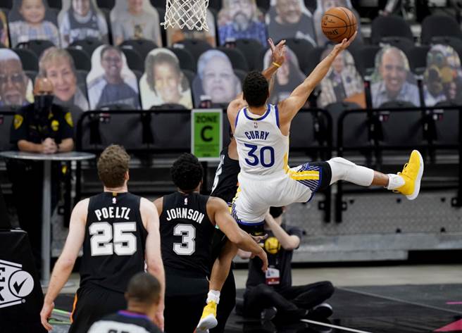 勇士后卫柯瑞(右)切入投篮。他本季第4节超过一半时间在休息。（美联社资料照）