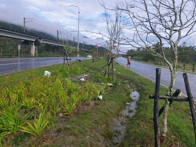 花蓮瑞穗鄉台9線251.2公里處南下車道發生自撞死亡車禍，車內物品散落公路上，公路單位派員到場清掃。（鳳林警分局提供／王志偉花蓮傳真）