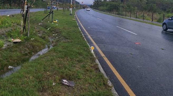 自小客車乘客鞋子衣物噴飛遺落公路上。（鳳林警分局提供／王志偉花蓮傳真）