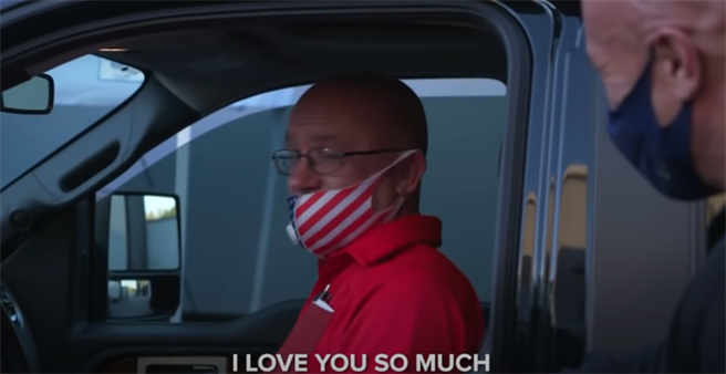 收到巨石强森的大礼物，贵人布鲁诺感动不已。（图／YouTube@MR SHAH）