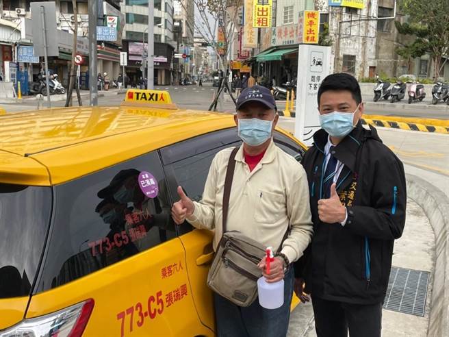 台中市交通局長葉昭甫日前至台中火車站關心計程車防疫狀況，向計程車駕駛及民眾宣導乘車全程佩戴口罩防疫規定。（台中市交通局提供／王文吉台中傳真）