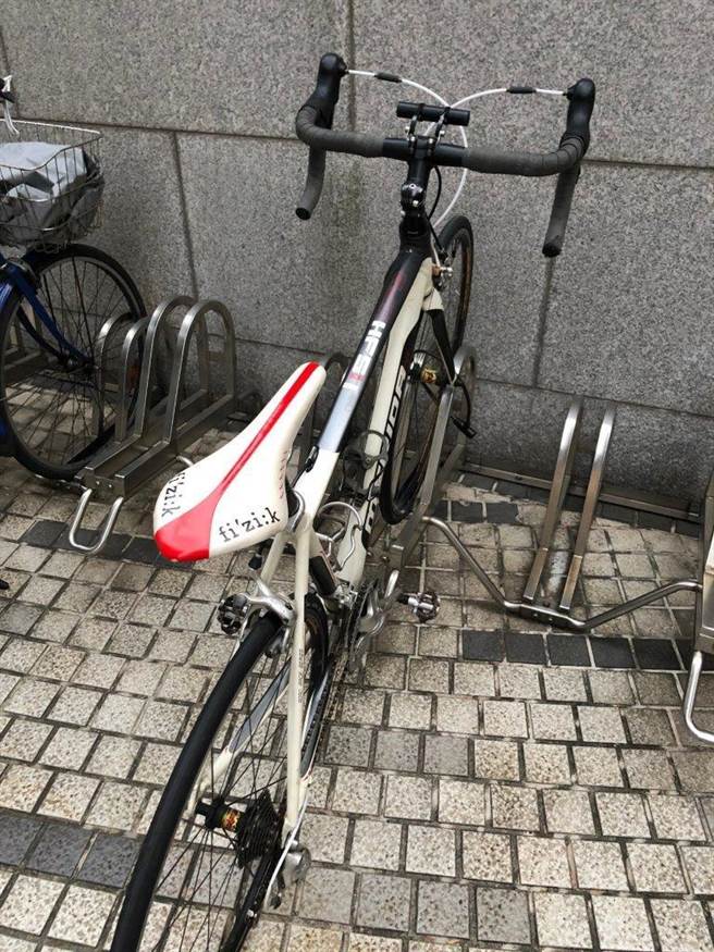 李姓男子去年年底将高价的脚踏车停在民权西路捷运站附近遭窃。（图：民眾提供）