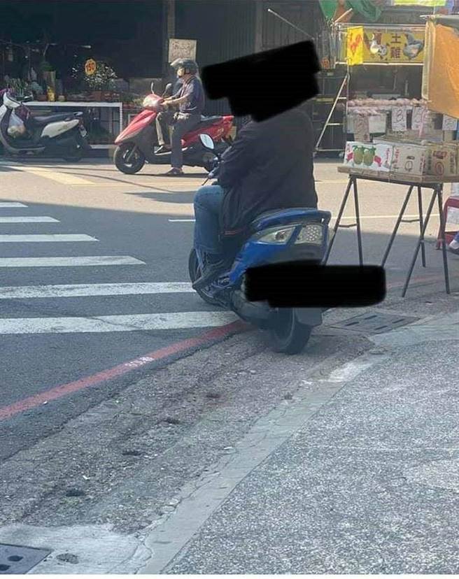 騎機車男子疑假裝檢舉達人，等被打再提告賺錢。（圖／翻攝小港大小事）