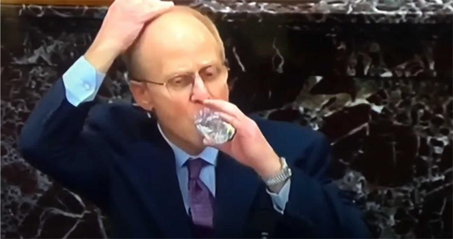 律師蕭恩喝水時的特殊動作，引起網友的注意。（圖／翻攝自YouTube）