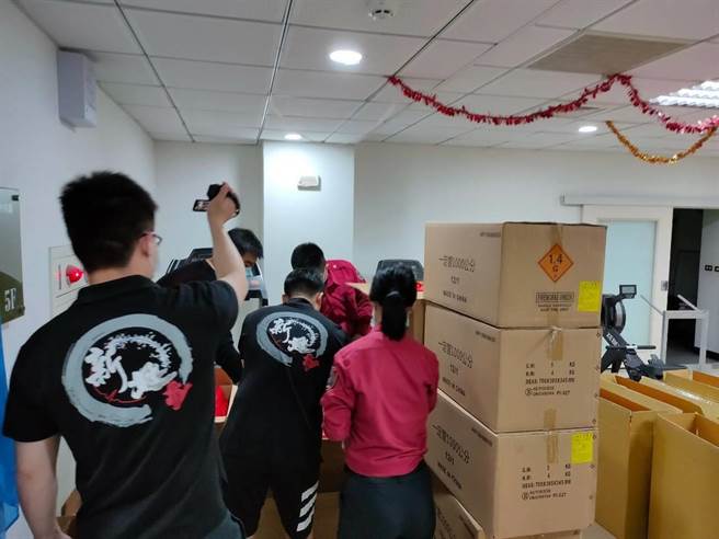 56岁廖姓女负责人于芦洲区长荣路一栋大楼囤放大量各式爆竹烟火（消防局提供／戴上容新北传真）