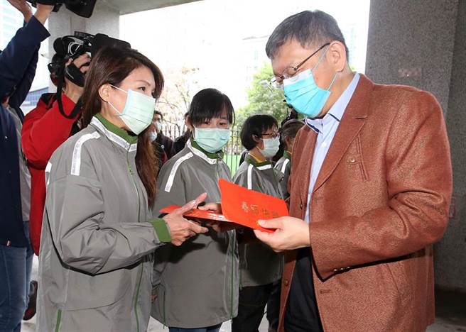 台北市長柯文哲（左）日前受訪時說，「民進黨轉移焦點能力強」，柯文哲上午慰勉清潔隊時表示，自己只是講實話。（范揚光攝）