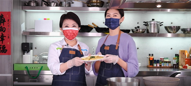 台中市長盧秀燕帶著小幫手示範手做「招財黃金玉子寶」手工蛋餃。（台中市政府提供／王文吉台中傳真）