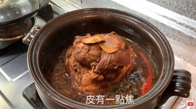 将猪脚炸完表皮放冷水30分钟后再滷，可以增加3倍Q弹口感。