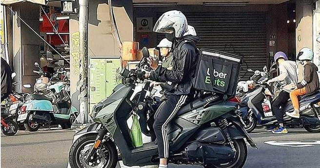 适逢春节仍有不少外送员选择跑单多赚钱。（图／报系资料照）