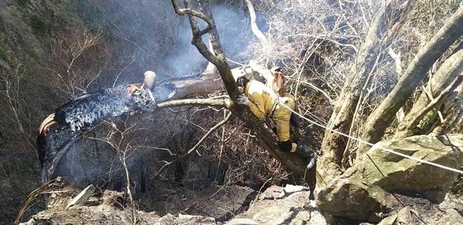 森林護管員架設繩索攀登近乎垂直地勢，直攻火場處理悶燒樹頭及多處火點。（東勢林管處提供／王文吉台中傳真）