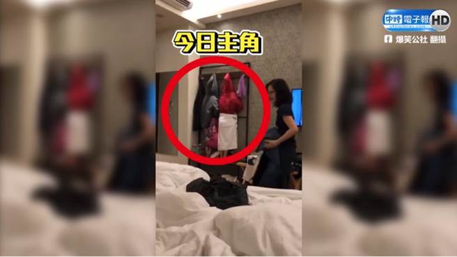 史上最強偽裝躲貓貓！　萌孩穿衣服掛衣桿沒人找到