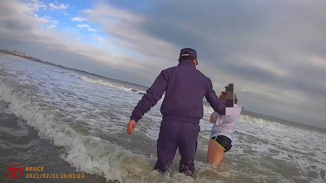 金门吴姓女子遇事想不开，除夕日在离家不远的后湖海滩，意图轻生，警方据报火速寻获。（警方提供）