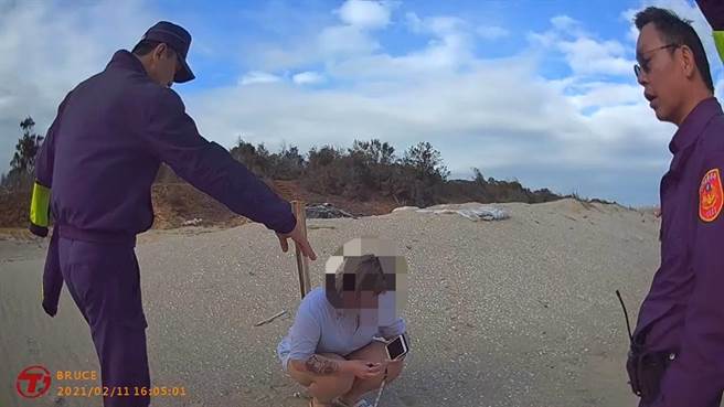 警方轻声细语相劝，成功挽回一条宝贵生命。（警方提供）