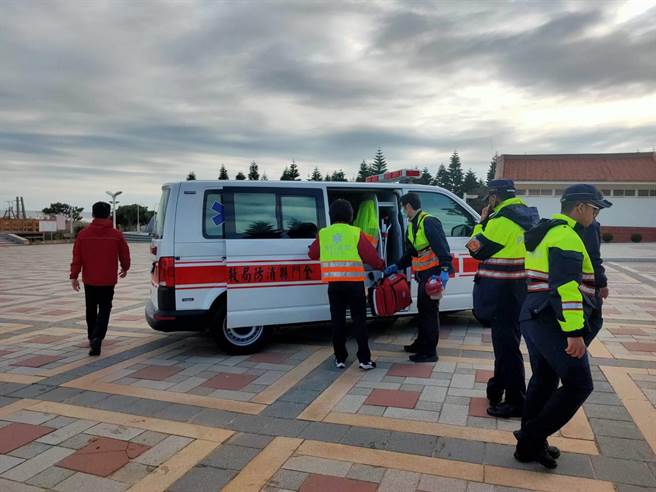 警方立即通报119消防队赶到现场，协助将吴女送往部立金门医院。（警方提供）