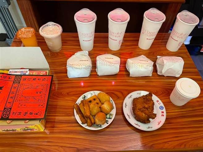 大鱼大肉吃到腻 超猛人妻端出祭祖大套餐 万人喊讚：已羡慕（翻摄爆怨公社）
