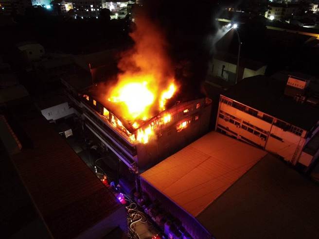 台中太平鐵皮加蓋的神明廳除夕夜失火，火勢迅速延燒，濃煙驚人。（台中市消防局提供／王文吉台中傳真）