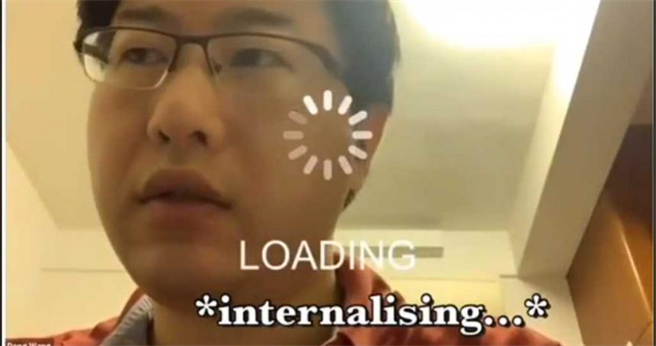 新加坡大学副教授王东，在远距授课时软体发生故障静音。（图／翻摄自YouTube）