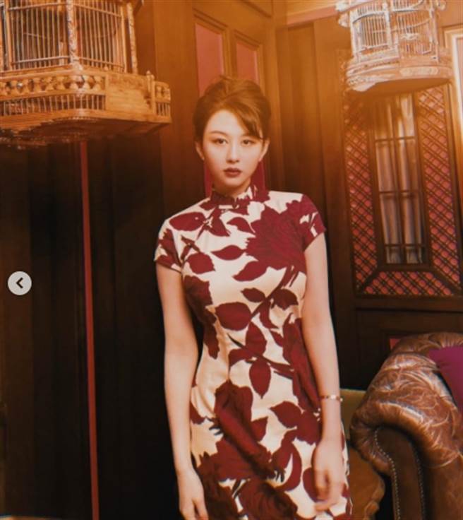 沈月在媽媽邱淑貞的鏡頭下，美貌與好身材全洩。(取自沈月IG)