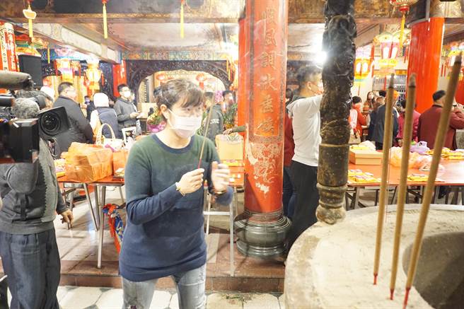 家住大甲的刘小姐除夕夜到镇澜宫拜拜，不费吹灰之力抢到头香。（王文吉摄）