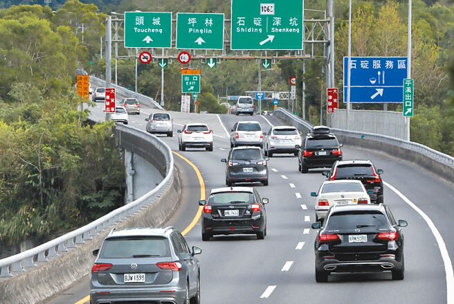 10日為春節假期的第一天，國5高速公路往宜蘭方向並未見大批的返鄉過節車潮，南下的行車速度都保持在每小時65公里左右，行車順暢。（鄭任南攝）